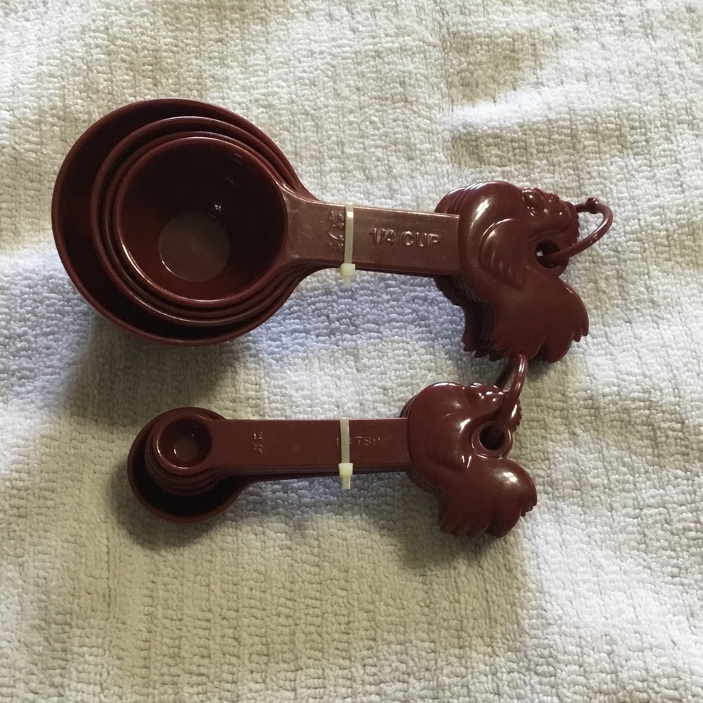 NWOT Maroon Rooster Measuring Cups and Spoons Set